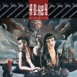 Sarjakuvamainen maalaus tai piirros kahdesta ihmishahmosta pilvimassojen edessä. Vasemmalal mies, oikealal nainen. Yläosassa punaisen laatikon sisällä Ad:Key-logo.