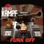 Edestä päin kuvattu panssarivaunu, jonka vasemmalla yläpuolella on Void Kampfin logo valkoisella ja alaosassa punaisella "Funk off".