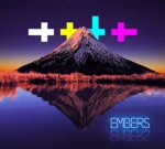 Valokuva teräväkärkisestä, lumihuippuisesta vuoresta. Kuvan etualalla voimakkaansinistä vettä ja vuoren takana plusmerkkejä muistuttavia symboleja eri värein.