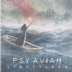 Haalistunut maalaus pikkuruisessa veneessä seisovasta ihmishahmosta, jolla kädessä punaisena hohtava soihtu.