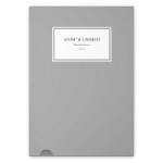 Valokuva suoraan edestä kuvatusta vaaleanharmaasta muistilehtiöstä. Sen takana valkoinen tausta. Lehtiössä valkoinen suorakulmio, jossa pientä pränttiä.