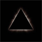 Mustaa taustaa vasten kolmio, jonka keskiosa on musta ja sen reunat hohtavat valkoista valoa.