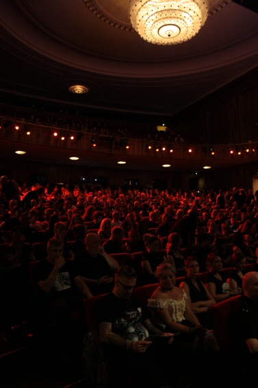 Kuvassa Schauspielhaus punertavassa valaistuksessa.