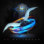 Mustaa taustaa vasten sinertävällä värillä sulkasiipinen rinkula, jonka yläpuolella BIO-bändin logo teräksenharmaalla.