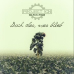 Valokuva nurmikosta, jota vasten kasvaa jonkinlainen yksittäinen kasvi. Kuvan yläosassa Projekt Ich -logo ja sen alla kaunokirjoituksella "Doch das, was blieb" ilman lainausmerkkejä.