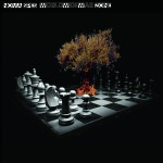 Mustaa taustaa vasten kuvattu shakkipeli, jossa valkoiset nappulat etualalla.