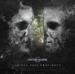 Valokuva kahdesta kivikasvosta halkaistuna siten, että niiden välissä kasvaa jotain abstraktia vihertävää massaa.