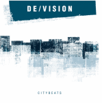 Valkoista taustaa vasten vihertävällä taustaa vasten De/Vision-logo valkoisella. Sen alla suurkaupungin rakennuksia kuvattuna vesivärityyliin.