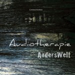 Mustaharmaata taustaa vasten valkoisella värillä, käsin kirjoitettuna sana Audiotherapie ja sen alla kuluneella fontilla kirjoitettu "AndersWelt".