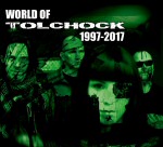 Synkkä, voimakaskontrastinen valokuva vihreässä valossa kuvatuista ihmisistä. Kuvan yläosassa lukee valkoisella "World Of Tolchock 1997-2017".