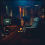 Piirros tai valokuva kodikkaasta olohuoneesta, jossa nojatuoli oikealla ja kuvaputkitelevisio vasemmalla.