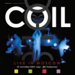 Valokuva sinisessä valossa kylpevistä ihmishahmoista ja heidän yllänsä, kuvan päällä, sijaitsevasta Coil-logosta valkoisella värillä.