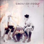 Vaaleanharmaata ja -punaista taustaa vasten valokuva kolmesta ihmisestä, jotka pelaavat jotain peliä maassa kyyristelevän miehen selkänahalla.