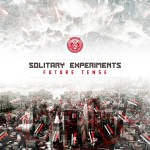 Ilmasta otettu valokuva kaupungin rakennuksista. Niiden yllä on valkoharmaa taivas, jossa Solitary Experimentsin logo ja "Future Tense" -albumin nimi.