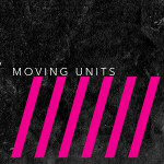 Mustaa taustaa vasten valkoisella värillä sanat Moving Units ja niiden alla pinkillä vinoja viivoja.