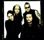 Valokuva Killing Miranda -nimisen bändin neljästä miespuolisesta jäsenestä, jotka seisovat valkoista taustaa vasten mustiin vaatteisiin pukeutuneina. Heistä kolmella on pikimustat hiukset, yhdellä myös vaaleata väriä tukassaan. Parilla heistä v