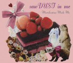 SawDUST in me -bändin 'Mortification Made Me' &ndash;julkaisun kansikuva, jossa vaaleanpunaista taustaa vasten sommiteltu viipale suklaakakkua ja mansikoita, kukkia, eläimiä ja rusetti.