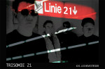 Trisomie 21 -bändin neljä jäsentä seisoo varjoissa jonkinlaisen metrokyltin alla, jossa lukee 'Linie 21'. Vasemmanpuoleisella hepulla mustat aurinkolasit silmiensä edessä. Heillä kaikilla lyhyt tukka, ovat vakavia.