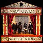 The Ghost Of Lemuran uuden albumin, nimeltään 'Happy End Of The World', kansikuva. Siinä näkyy nukketalo, jossa rivissä seisoo neljä goottihenkistä nukkea.