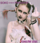 SOKO Friedhof -bändin uuden albumin kansikuva, jossa poseeraa keskisormeaan osoittava vaaleanpunaisiin pukeutunut lettipäinen teinityttö. Tytöllä mustaksi maalatut huulet ja mustat silmänympärykset, pyöreät kasvot.