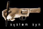 System Syn -yhtyeen aselogo, jossa mustaa taustaa vasten näkyy vasemmalla puolella kynällä kirjoittava käsi, joka on sulautunut ranteesta kiinni oikealle osoittavaan revolveriin.