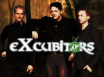 eXcubitors-bändin ryhmäkuva, jossa kolme mustiin pukeutunutta miestä seisoo tummaa kellertävää ja kuvioitua taustaa vasten. Miehillä lyhyet hiukset. Kuvan etualalla päällimmäisenä bändin vaalea logo.