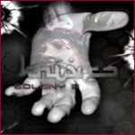 Colon5 -bändin 'Knives'&ndash;singlen kansikuva, jossa näkyy mustaharmaana elottomantuntuinen käsi. Käden päällä bändin logo ja kiekon nimi. Käsi on tummaa taustaa vasten.