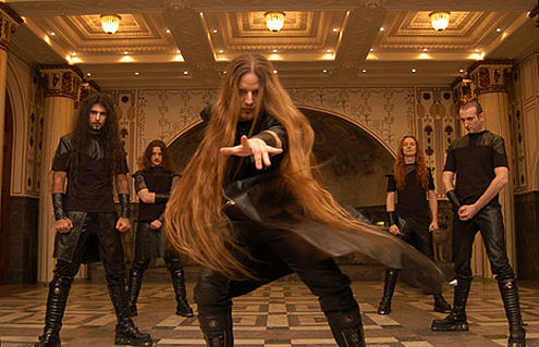 Atrocityn miehet seisovat jäykkinä ylellisesti koristellussa ja lämpimästi valaistussa salissa. Miehiä kuvassa viisi kappaletta. Katseen kiinnittää kättään eteenpäin ojentava mustapukuinen mies, jonka vaaleanruskeat hiukset yltävät alaselkään.