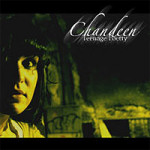 Chandeen-bändin 'Teenage Poetry' &ndash;albumin kansikuva, jossa näkyy oikeassa yläkulmassa bändin logo valkoisena ja väräjävänä. Vasemmassa laidassa näkyy polkkatukkainen nainen, jolla mustat hiukset ja tyyni ilme kasvoillaan. Taustalla rakennu