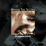 Behind the Scenes -bändin 'Fragment(ed)'&ndash;albumin kansikuva, jossa paksut tummasävyiset reunaviivat, joiden sisällä valokuva pronssimaisen ihmisolennon kasvoista. Yläosassa bändin logo ja alaosassa kiekon titteli, jotka molemmat valkoisella vä