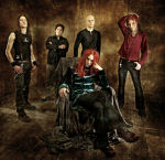 Reflexion-ryhmän promovalokuva, jossa näkyy lauma rokkareita tummaa taustaa vasten. Miehistöstä neljä heppua seisoo taaempana rivissä samalla kun etualalla istuu ajalat ristissä punahiuksinen mies, jolla mustat housut ja koristeellinen paita tai ta