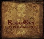 Rosa Crvx -bändin 'Lvx.In.Tenebris.Lvcet' &ndash;kokoelmakiekon kansikuva, jossa näkyy jonkinlainen kalmaolento vanhahtavassa kuvassa, jossa etualalla keskitettynä bändin logo ja kiekon nimi verenpunaisella värillä. Kuva on laidoilta palanut mustaks