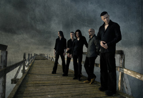 Viisi tummanpuhuvaa goottimiestä seisoo vanhanaikaisen puusillan päällä vesisateessa tummana uhkaavan taivaan alla. Miehiä kuvassa viisi kapapletta. Kahdella heistä pitkät mustat hiukset, muilla lyhyet tai kalju.