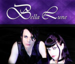 Bella Lune -yhtyeen kaksihenkinen kokoonpano, johon kuuluu vasemmalla mies ja oikealla nainen, seisovat mustaa taustaa vasten. Heistä näkyy kuvan alaosassa ylävartalot. Yläosassa kuvaa violettia taustaa vasten koristeellisin valkoisin kirjaimin bändi
