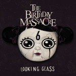 The Birthday Massacren "Looking Glass" -EP:n kansikuva, jossa tummaa taustaa vasten suurisilmäisen hirviönuken naamalärvi. Tytöllä otsassa luku 6 ja silmät palloina. Naamassa hieman halkeamia. Kuvan yläosasa bändin logo ja naaman alapuolella levyn