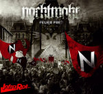 Nachtmahr-bändin debyyttialbumin "Feuer frei!" kansitaide. Kuvassa tummanpuhuvassa ympäristössä apokalyptinen potretti ihmisjoukosta, joka riehuu sankoin joukoin tumman taivaan alla puna-musta-valkoiset liput heiluen korkealla ja näkyvästi.