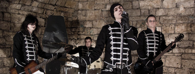 The Pussybats -bändin jengi on neljän goottimiehen muodostama. Heput soittavat instrumenttejaan luurankotakit yllään ja kalkitsematonta kiviseinää vasten tunnelmallisessa holvissa. Miesten kasvot kalpeita, instrumentit pääosin mustia.