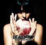 Deadjump-yhtyeen "Post Immortal" -albumin kansikuva, jossa mustaa taustaa vasten näkyy ylävartalopotretti mustahiuksisesta naisesta, joka pitelee käsiensä välissä punertavaa sydäntä.
