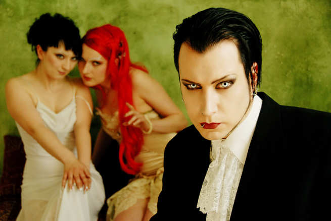 Promokuva Blutengelistä vuodelta 2007. Kuvassa etualalla oikeassa laidassa mustiin pukeutunut goottimies, jonka takana kaksi goottityttöä. Miehellä kirkkaanvalkoiset hohtavat silmät ja punaiset huulet, taaksepäin kammattu musta tukka.