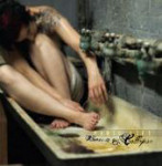 Amerikkalaisen Panic Liftin "Witness To Our Collapse" -albumin etukansi. Kuvassa valokuva ammeessa rypevästä naisesta, jolla jalat ristissä ja tatuointi olkapäässä. Hanoista valuu vettä. Nainen on kuin ahtaassa vankisellissä.