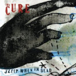 The Cure -bändin "Sleep When I'm Dead" -singlen kansikuva. Kuvassa vesivärillä maalattu musta kättä muistuttava hahmo, joka on vaaleata taustaa vasten. Vasemmassa yläkulmassa The Curen logo punaisella. Alaosassa laineilevana tekstinä singlen nimi.