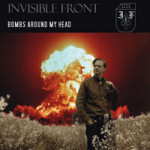 Invisible Frontin "Bombs Around My Head" -EP:n kansikuva. Etualalla näkyy ruskeaan paitaan pukeutunut mustahousuinen mies, joka seisoo pellolla samalla kun tulipallo myrskyää taustalla. Kuvan yläosassa mustaa raitaa, jonka päällä lukee Invisible Fr
