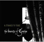 Mustavalkoinen kansikuva The Beauty of Geminan uuden "A Stranger to Tears" -albumista. Kuvassa näkyy synkkä huone, jossa valkoista valoa ja oikeassa laidassa verhot. Bändin logo vaalealla värillä ja logon yllä albumin nimi.