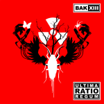 BAK XIII -bändin "Ultima Ratio Regum" –albumin kansikuva. Kuvassa kirkkaanpunaista taustaa vasten piirroshahmoina mustia viivoja ja valkoinen ötökkä, jonka yläpuolella säteilyvaarasta kertova symboli. Oikeassa yläkulmassa bändin logo ja alak