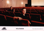 Oliver Schultz-Berndtin ottama valokuva Wolfsheimin kahdesta jäsenestä, jotka istuvat tuoleilla suuressa elokuvasalissa tai teatterin katsomossa punaisten penkkirivistöillä.