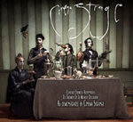 "Quatorze Exemples Authentiques du Triomphe de la Musique Décorative" -albumin kansikuva. Cinema Strangen miehistö lounastaa koristeellista taustaa vasten ylellisesti katetun pöydän äärellä. Kvuassa neljä miestä, joka ovat omituisissa asennoissa.