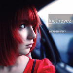 "Non-Binary" -albumin kansitaide, jossa valokuva punatukkaisen nuoren tytön kasvoista sivuprofiilina. Kuvan loi Ariana Jordan. Tytöllä punainen paita ja hän istuu auton sisällä katsellen ikkunasta ulos. Oikeassa yläkulmassa bändin ja albumin nimet