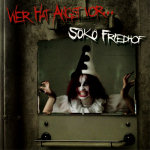 Soko Friedhofin "Wer Hat Angst Vor..." -albumin kansitaide. Kuvassa näkyy irvistelevä klovni, jolla mustat hiukset ja päässä mustavalkea tötteröhattu. Kuvan yläosassa harakanvarpailla albumin ja bändin nimi.