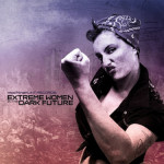 MachineKUNT Recordsin julkaiseman "Extreme Women in the Dark Future" -nimisen kokoelmalevyn kansikuva. Kuvassa näkyy irvistävä ja lihaksikas nainen, joka koukistaa kyynärpäätään ja pui nyrkkiään. Naisella päässä huivi. Hänen takanaan näkyy