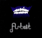 Jochen Arbeitin "Solo"-albumin kansikuva. Kuvassa mustaa taustaa vasten piirrettynä sinertävää taustaa vasten ihmisen hammasrivistö; ylä- ja alahampaat. Hampaat ovat valkoiset. Niiden alapuolella lukee koristeellisin ääriviivoin kirjoitetulla font